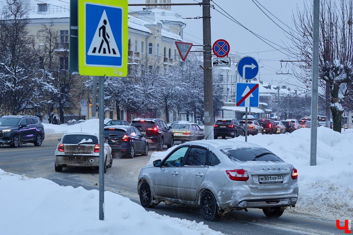 Всего за несколько первых дней января во Владимире выпала месячная норма осадков. На фоне прошлогодней почти «голой» зимы жители успели отвыкнуть от такого разгула стихии. Как областной центр пережил непогоду и когда вернется к привычному ритму жизни — фоторепортаж с городских улиц.