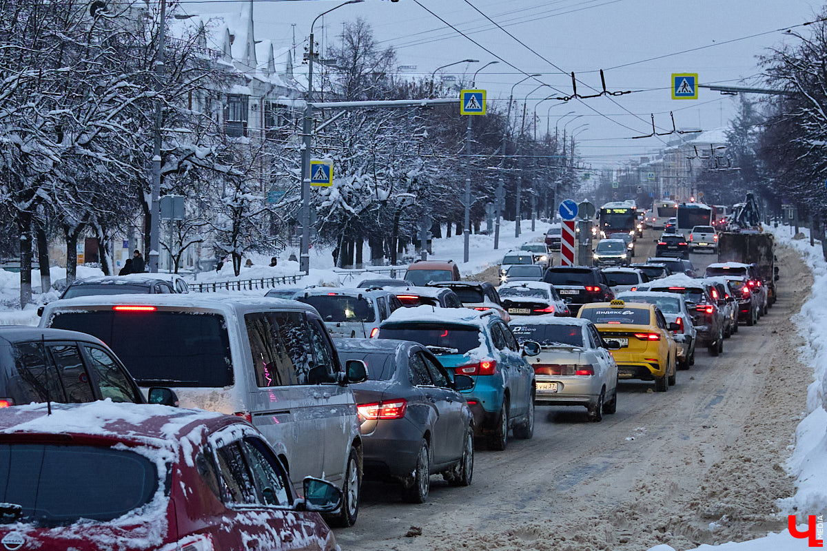 Всего за несколько первых дней января во Владимире выпала месячная норма осадков. На фоне прошлогодней почти «голой» зимы жители успели отвыкнуть от такого разгула стихии. Как областной центр пережил непогоду и когда вернется к привычному ритму жизни — фоторепортаж с городских улиц.
