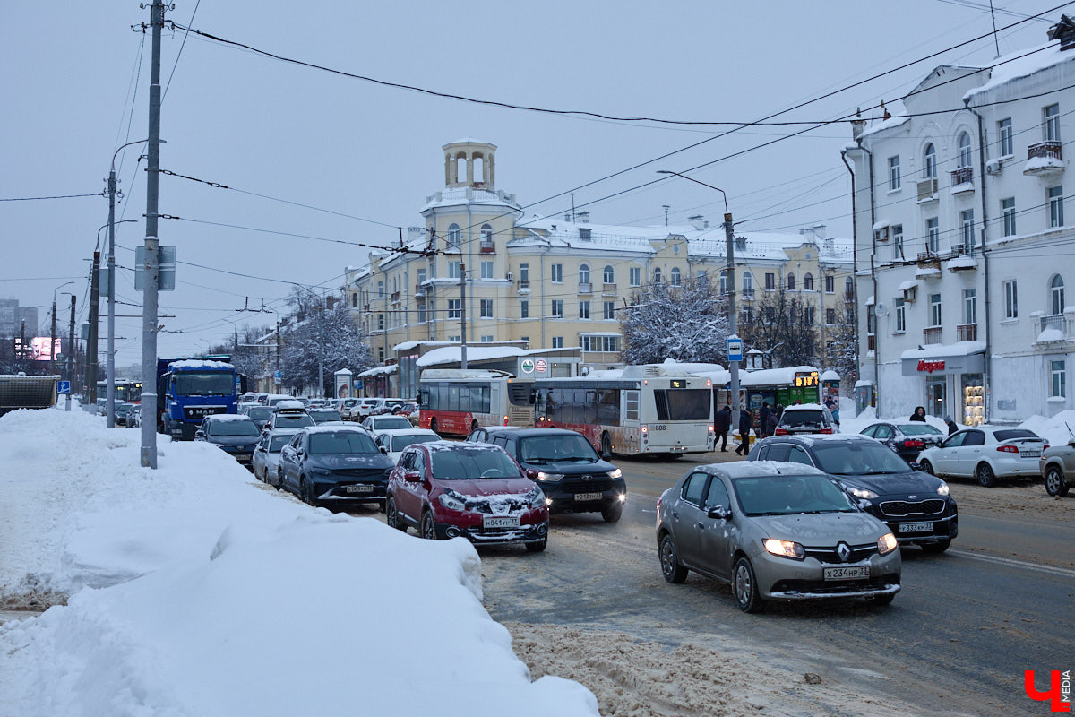 Всего за несколько первых дней января во Владимире выпала месячная норма осадков. На фоне прошлогодней почти «голой» зимы жители успели отвыкнуть от такого разгула стихии. Как областной центр пережил непогоду и когда вернется к привычному ритму жизни — фоторепортаж с городских улиц.