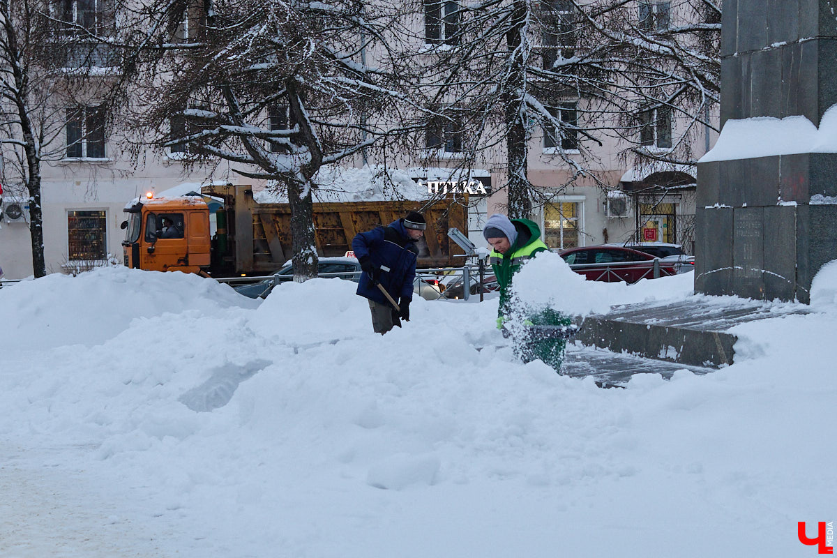 Всего за несколько первых дней января во Владимире выпала месячная норма осадков. На фоне прошлогодней почти «голой» зимы жители успели отвыкнуть от такого разгула стихии. Как областной центр пережил непогоду и когда вернется к привычному ритму жизни — фоторепортаж с городских улиц.