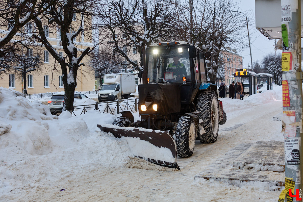 Всего за несколько первых дней января во Владимире выпала месячная норма осадков. На фоне прошлогодней почти «голой» зимы жители успели отвыкнуть от такого разгула стихии. Как областной центр пережил непогоду и когда вернется к привычному ритму жизни — фоторепортаж с городских улиц.