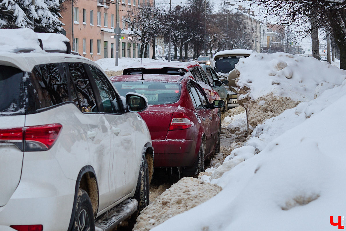 Всего за несколько первых дней января во Владимире выпала месячная норма осадков. На фоне прошлогодней почти «голой» зимы жители успели отвыкнуть от такого разгула стихии. Как областной центр пережил непогоду и когда вернется к привычному ритму жизни — фоторепортаж с городских улиц.