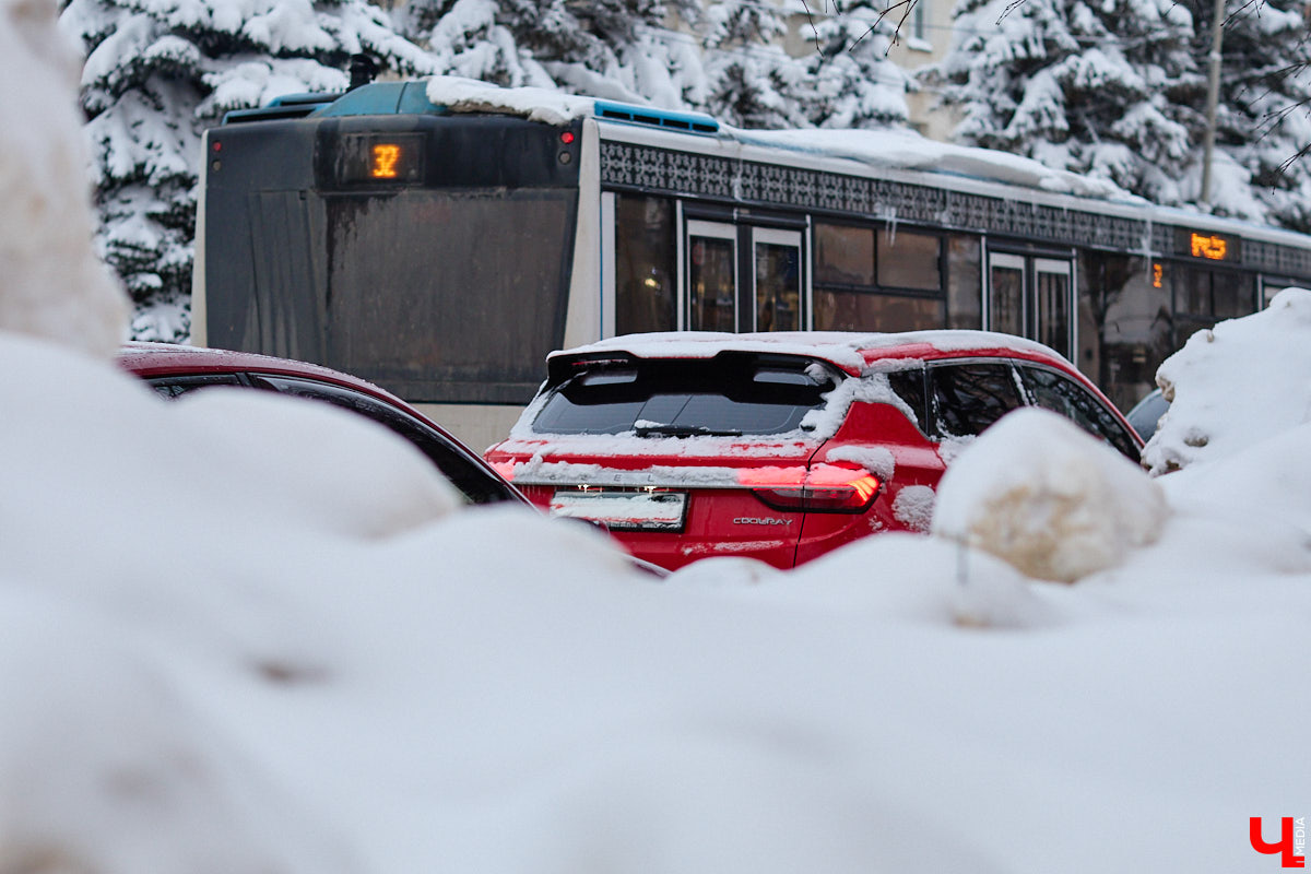 Всего за несколько первых дней января во Владимире выпала месячная норма осадков. На фоне прошлогодней почти «голой» зимы жители успели отвыкнуть от такого разгула стихии. Как областной центр пережил непогоду и когда вернется к привычному ритму жизни — фоторепортаж с городских улиц.