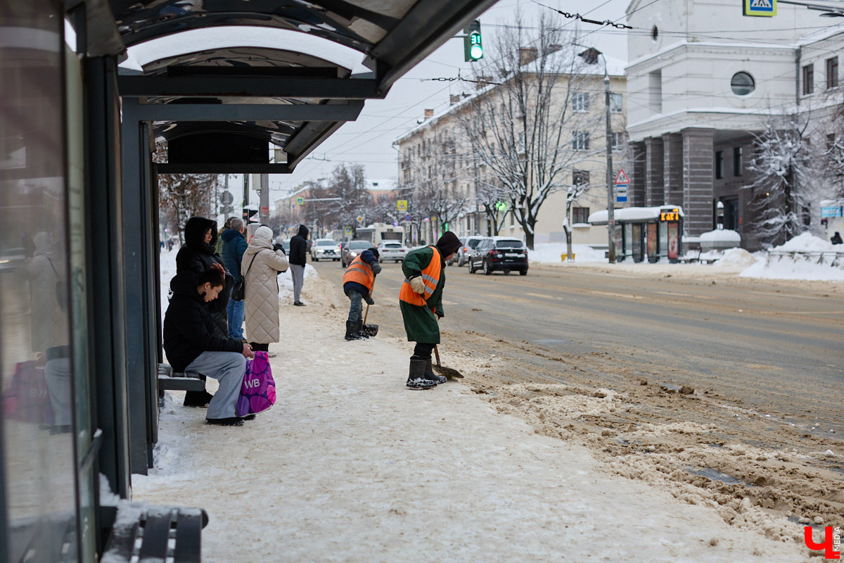Всего за несколько первых дней января во Владимире выпала месячная норма осадков. На фоне прошлогодней почти «голой» зимы жители успели отвыкнуть от такого разгула стихии. Как областной центр пережил непогоду и когда вернется к привычному ритму жизни — фоторепортаж с городских улиц.