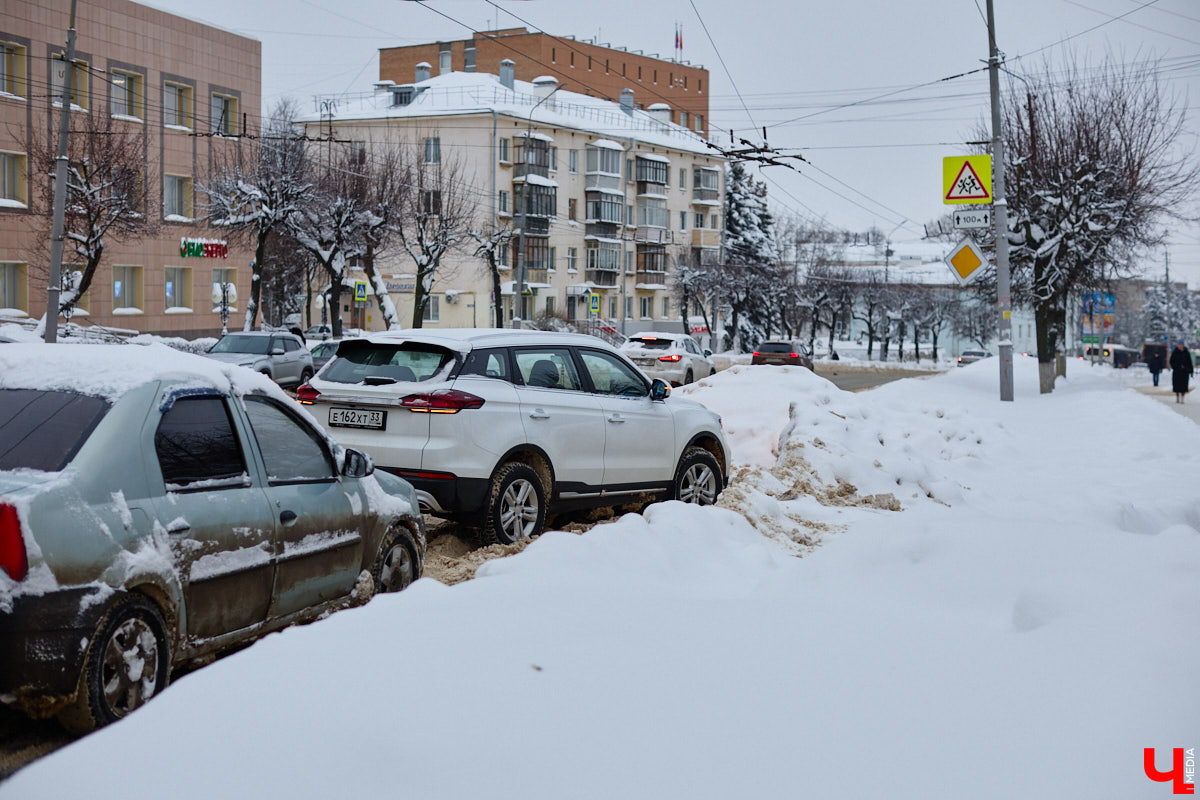 Всего за несколько первых дней января во Владимире выпала месячная норма осадков. На фоне прошлогодней почти «голой» зимы жители успели отвыкнуть от такого разгула стихии. Как областной центр пережил непогоду и когда вернется к привычному ритму жизни — фоторепортаж с городских улиц.
