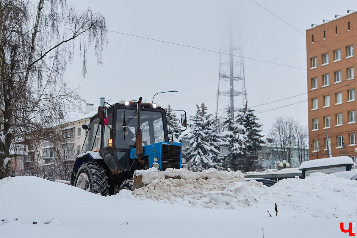 Всего за несколько первых дней января во Владимире выпала месячная норма осадков. На фоне прошлогодней почти «голой» зимы жители успели отвыкнуть от такого разгула стихии. Как областной центр пережил непогоду и когда вернется к привычному ритму жизни — фоторепортаж с городских улиц.