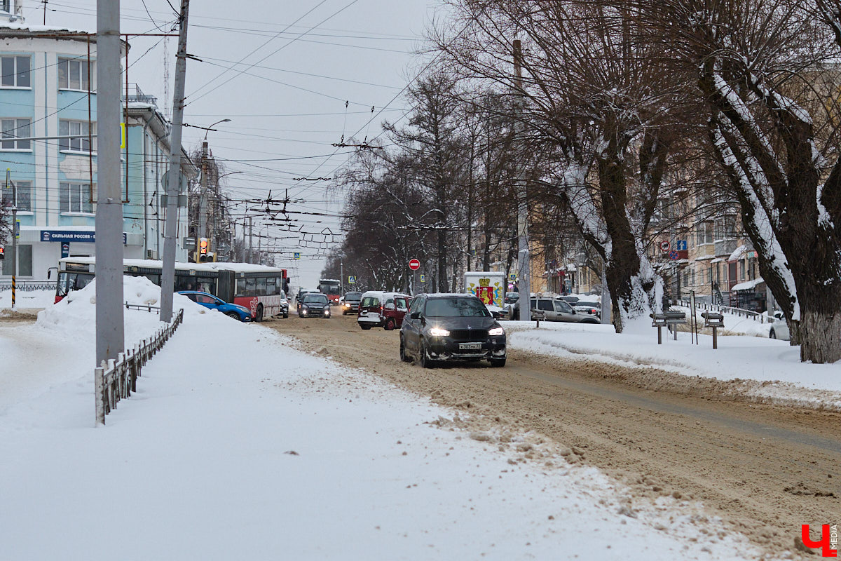 Всего за несколько первых дней января во Владимире выпала месячная норма осадков. На фоне прошлогодней почти «голой» зимы жители успели отвыкнуть от такого разгула стихии. Как областной центр пережил непогоду и когда вернется к привычному ритму жизни — фоторепортаж с городских улиц.