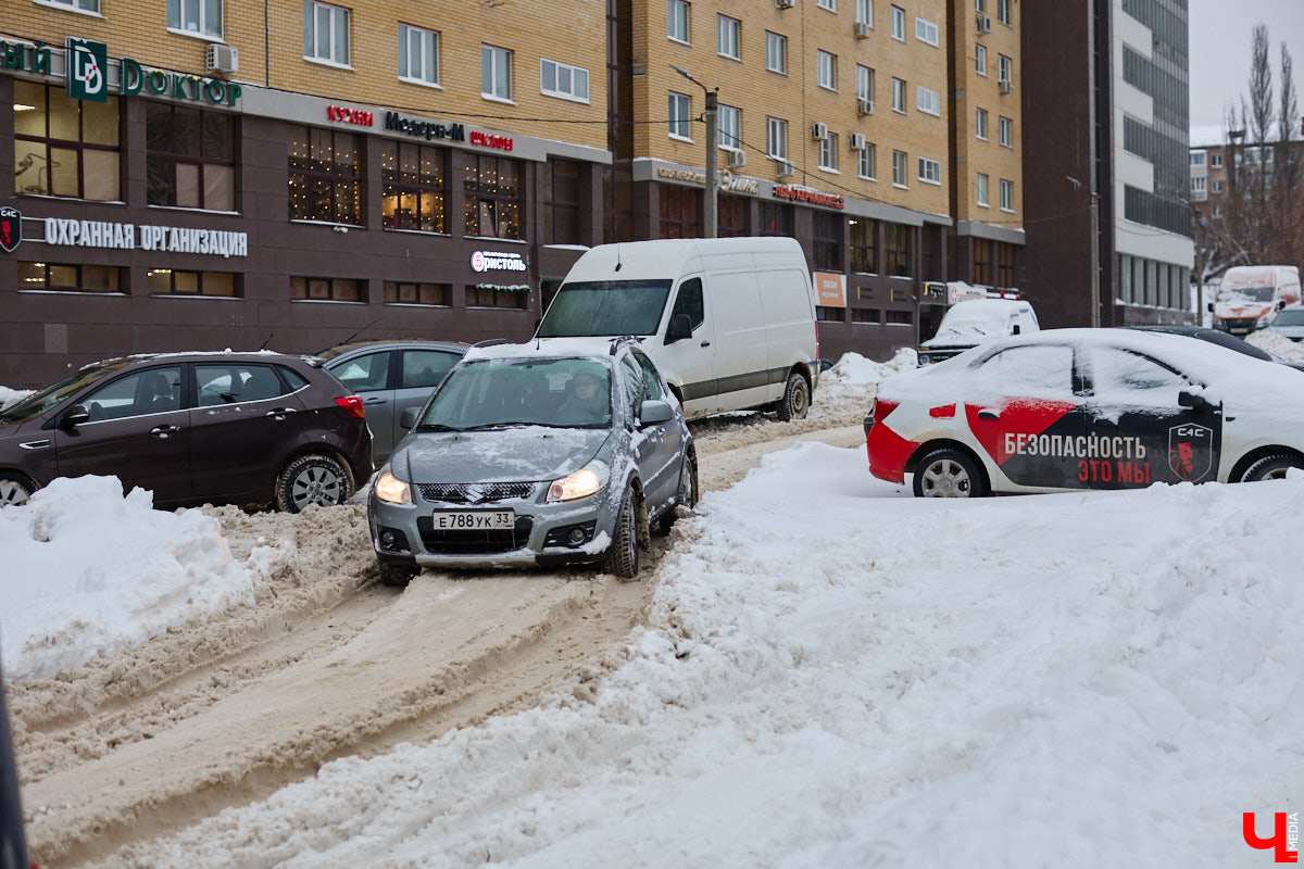 Всего за несколько первых дней января во Владимире выпала месячная норма осадков. На фоне прошлогодней почти «голой» зимы жители успели отвыкнуть от такого разгула стихии. Как областной центр пережил непогоду и когда вернется к привычному ритму жизни — фоторепортаж с городских улиц.