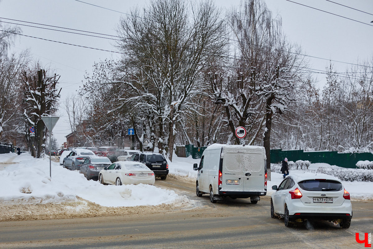 Всего за несколько первых дней января во Владимире выпала месячная норма осадков. На фоне прошлогодней почти «голой» зимы жители успели отвыкнуть от такого разгула стихии. Как областной центр пережил непогоду и когда вернется к привычному ритму жизни — фоторепортаж с городских улиц.