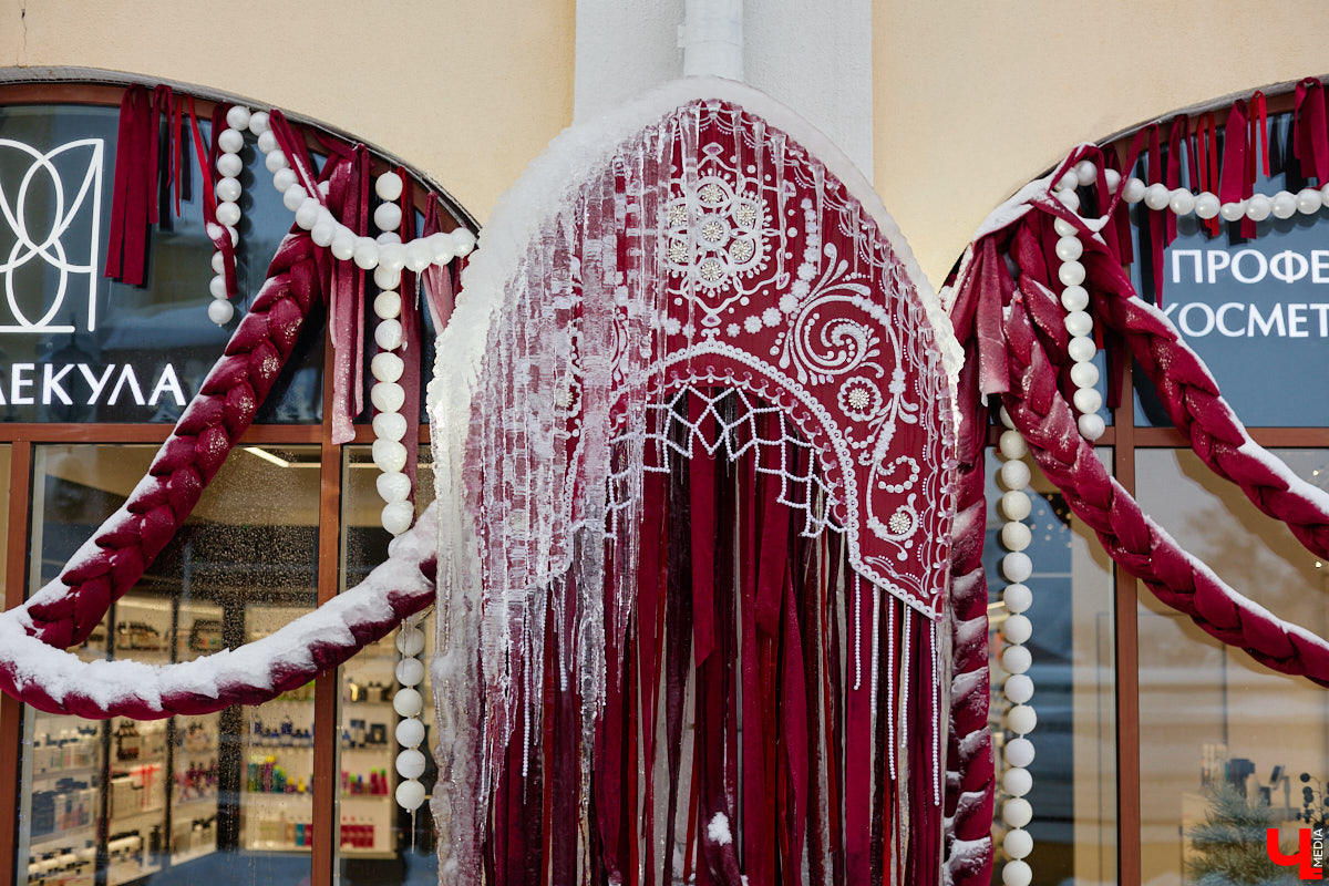 Всего за несколько первых дней января во Владимире выпала месячная норма осадков. На фоне прошлогодней почти «голой» зимы жители успели отвыкнуть от такого разгула стихии. Как областной центр пережил непогоду и когда вернется к привычному ритму жизни — фоторепортаж с городских улиц.