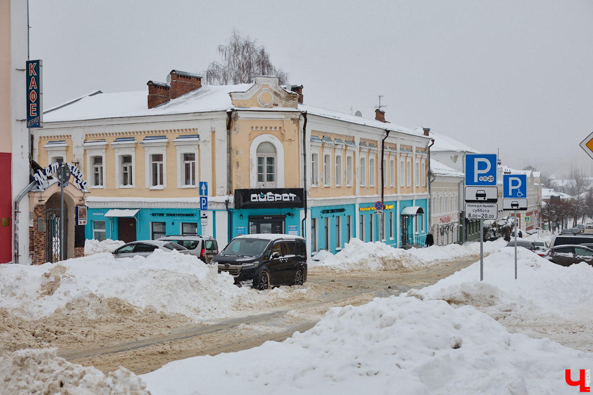 Всего за несколько первых дней января во Владимире выпала месячная норма осадков. На фоне прошлогодней почти «голой» зимы жители успели отвыкнуть от такого разгула стихии. Как областной центр пережил непогоду и когда вернется к привычному ритму жизни — фоторепортаж с городских улиц.