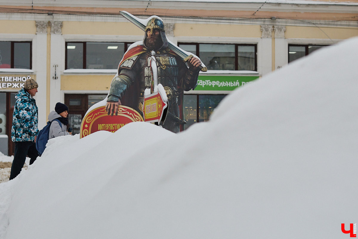 Всего за несколько первых дней января во Владимире выпала месячная норма осадков. На фоне прошлогодней почти «голой» зимы жители успели отвыкнуть от такого разгула стихии. Как областной центр пережил непогоду и когда вернется к привычному ритму жизни — фоторепортаж с городских улиц.