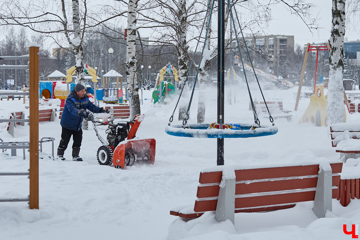 Всего за несколько первых дней января во Владимире выпала месячная норма осадков. На фоне прошлогодней почти «голой» зимы жители успели отвыкнуть от такого разгула стихии. Как областной центр пережил непогоду и когда вернется к привычному ритму жизни — фоторепортаж с городских улиц.