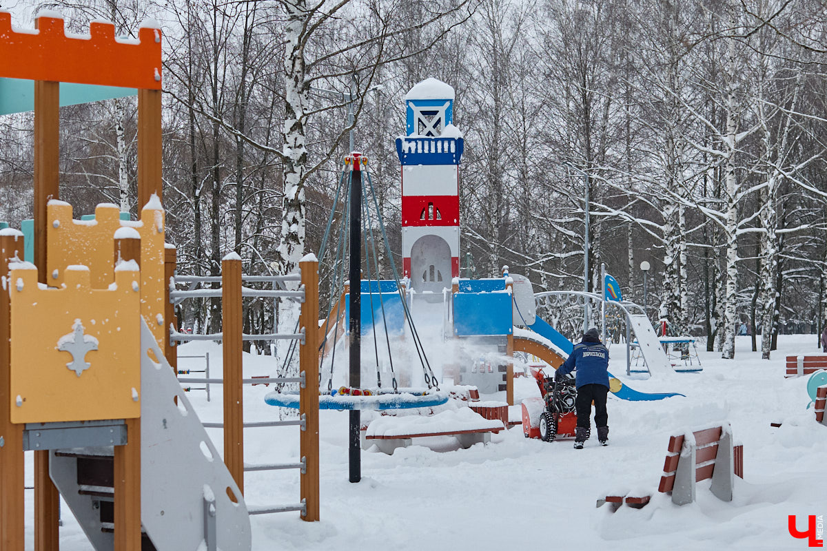 Всего за несколько первых дней января во Владимире выпала месячная норма осадков. На фоне прошлогодней почти «голой» зимы жители успели отвыкнуть от такого разгула стихии. Как областной центр пережил непогоду и когда вернется к привычному ритму жизни — фоторепортаж с городских улиц.