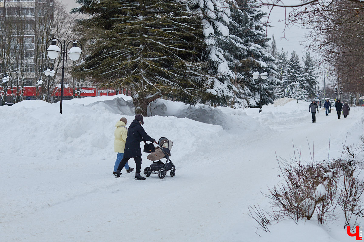 Всего за несколько первых дней января во Владимире выпала месячная норма осадков. На фоне прошлогодней почти «голой» зимы жители успели отвыкнуть от такого разгула стихии. Как областной центр пережил непогоду и когда вернется к привычному ритму жизни — фоторепортаж с городских улиц.