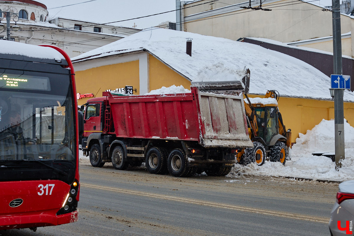 Всего за несколько первых дней января во Владимире выпала месячная норма осадков. На фоне прошлогодней почти «голой» зимы жители успели отвыкнуть от такого разгула стихии. Как областной центр пережил непогоду и когда вернется к привычному ритму жизни — фоторепортаж с городских улиц.
