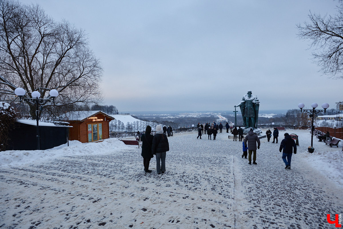 На смотровую площадку позади «Старой аптеки» водрузили фигуру Юрия Долгорукого. И, надо признать, новый памятник произвел «вау-эффект». Вот только положительными его вряд ли назовешь. На протяжении двух недель местные скульпторы, дизайнеры и жители города рассматривали работу, составляя о ней свое мнение. Какое? Сейчас узнаем.