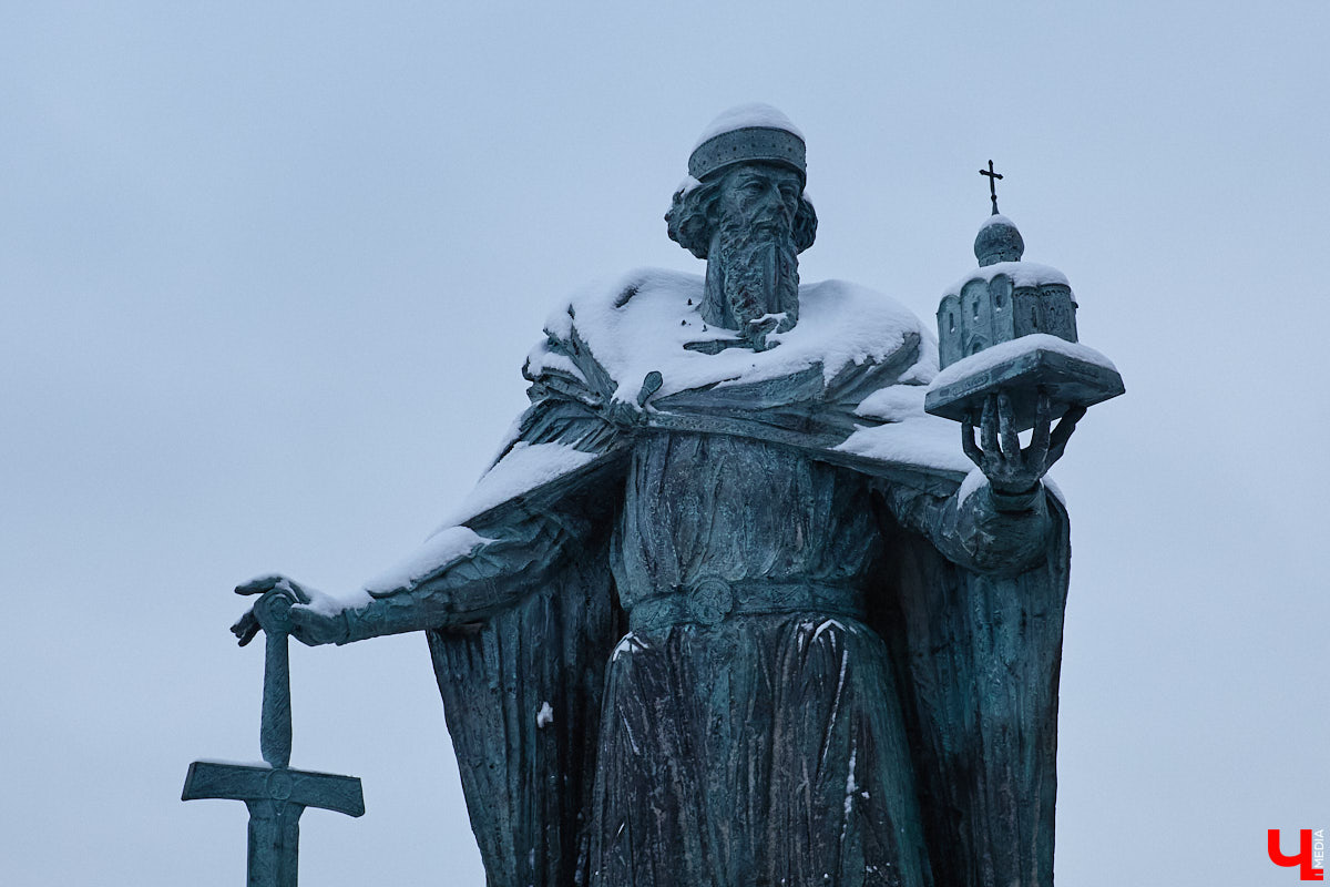 На смотровую площадку позади «Старой аптеки» водрузили фигуру Юрия Долгорукого. И, надо признать, новый памятник произвел «вау-эффект». Вот только положительными его вряд ли назовешь. На протяжении двух недель местные скульпторы, дизайнеры и жители города рассматривали работу, составляя о ней свое мнение. Какое? Сейчас узнаем.