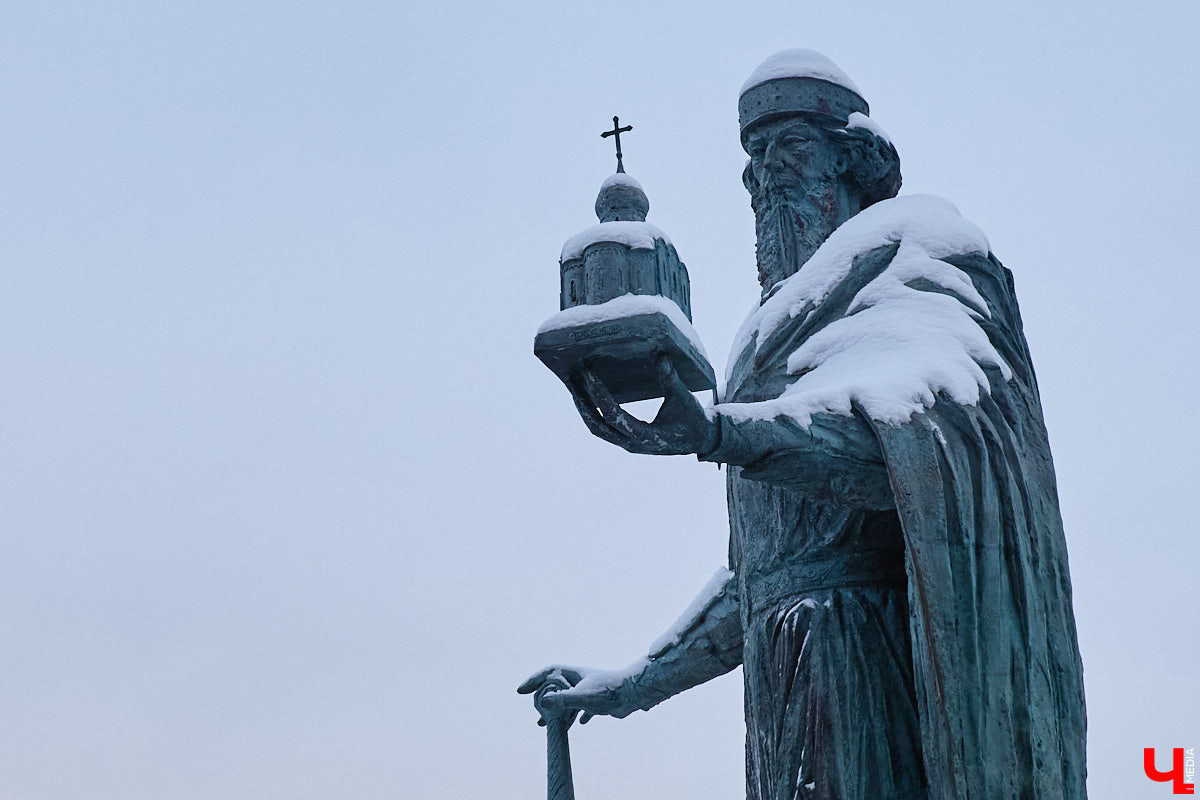 На смотровую площадку позади «Старой аптеки» водрузили фигуру Юрия Долгорукого. И, надо признать, новый памятник произвел «вау-эффект». Вот только положительными его вряд ли назовешь. На протяжении двух недель местные скульпторы, дизайнеры и жители города рассматривали работу, составляя о ней свое мнение. Какое? Сейчас узнаем.