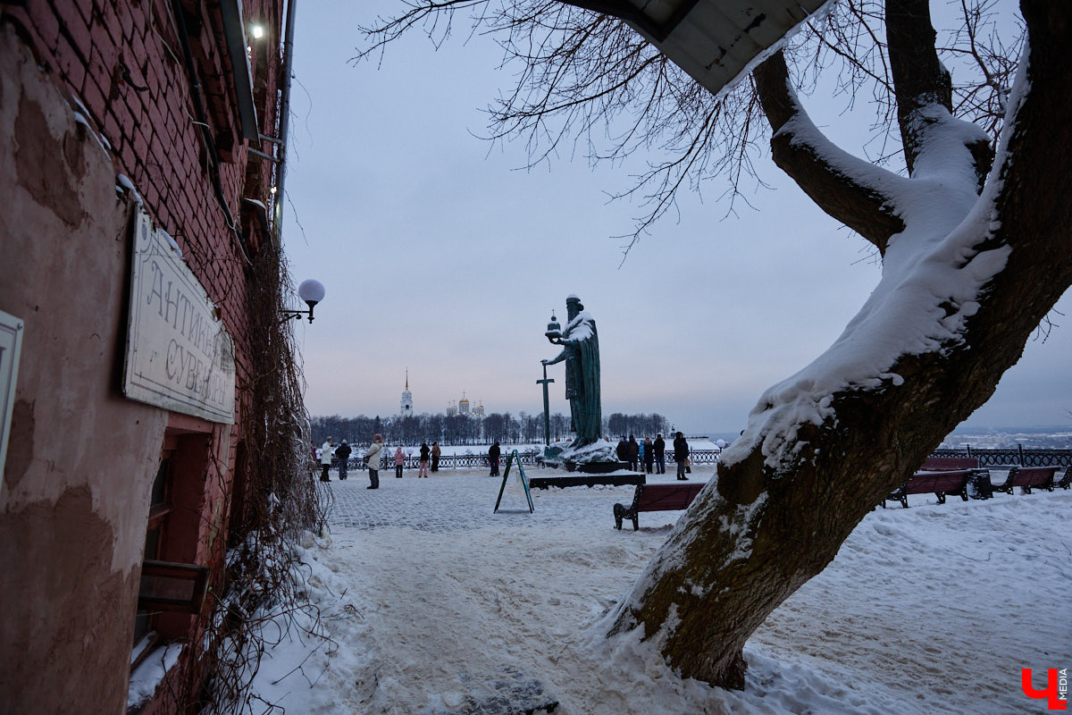 На смотровую площадку позади «Старой аптеки» водрузили фигуру Юрия Долгорукого. И, надо признать, новый памятник произвел «вау-эффект». Вот только положительными его вряд ли назовешь. На протяжении двух недель местные скульпторы, дизайнеры и жители города рассматривали работу, составляя о ней свое мнение. Какое? Сейчас узнаем.
