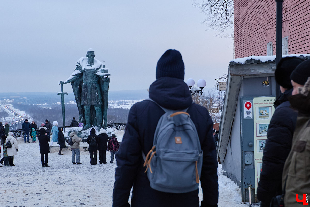 На смотровую площадку позади «Старой аптеки» водрузили фигуру Юрия Долгорукого. И, надо признать, новый памятник произвел «вау-эффект». Вот только положительными его вряд ли назовешь. На протяжении двух недель местные скульпторы, дизайнеры и жители города рассматривали работу, составляя о ней свое мнение. Какое? Сейчас узнаем.