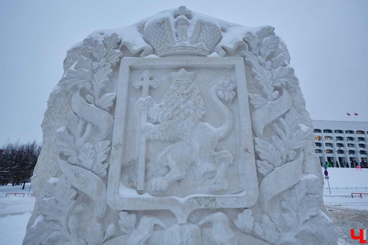 На смотровую площадку позади «Старой аптеки» водрузили фигуру Юрия Долгорукого. И, надо признать, новый памятник произвел «вау-эффект». Вот только положительными его вряд ли назовешь. На протяжении двух недель местные скульпторы, дизайнеры и жители города рассматривали работу, составляя о ней свое мнение. Какое? Сейчас узнаем.