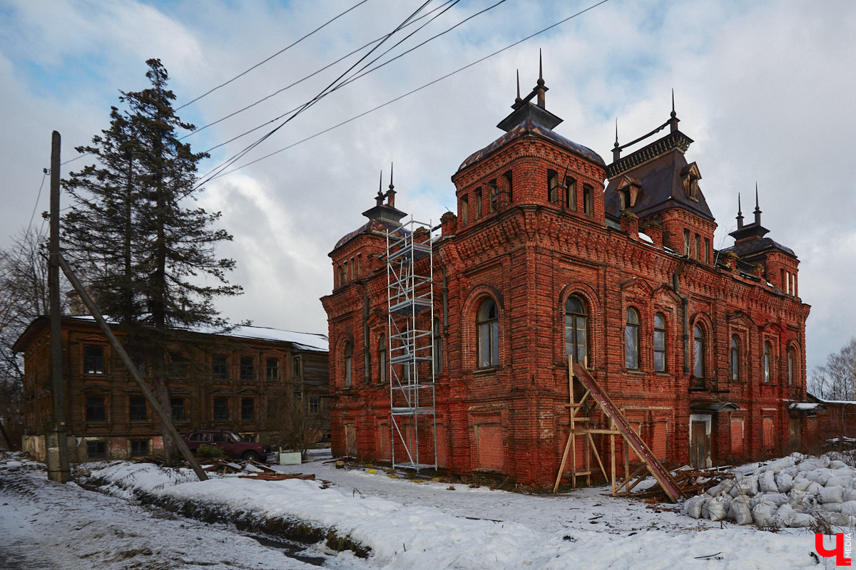 Мстёра стала частью маршрута «Золотое кольцо России», но работы в поселке непочатый край. Спасти ряд памятников архитектуры взялся филантроп Федор Савинцев. Однако за несколько лет его проект перерос в эпопею, которой не видно края. Впрочем, москвич не сдается и вносит вклад в развитие живописного края.