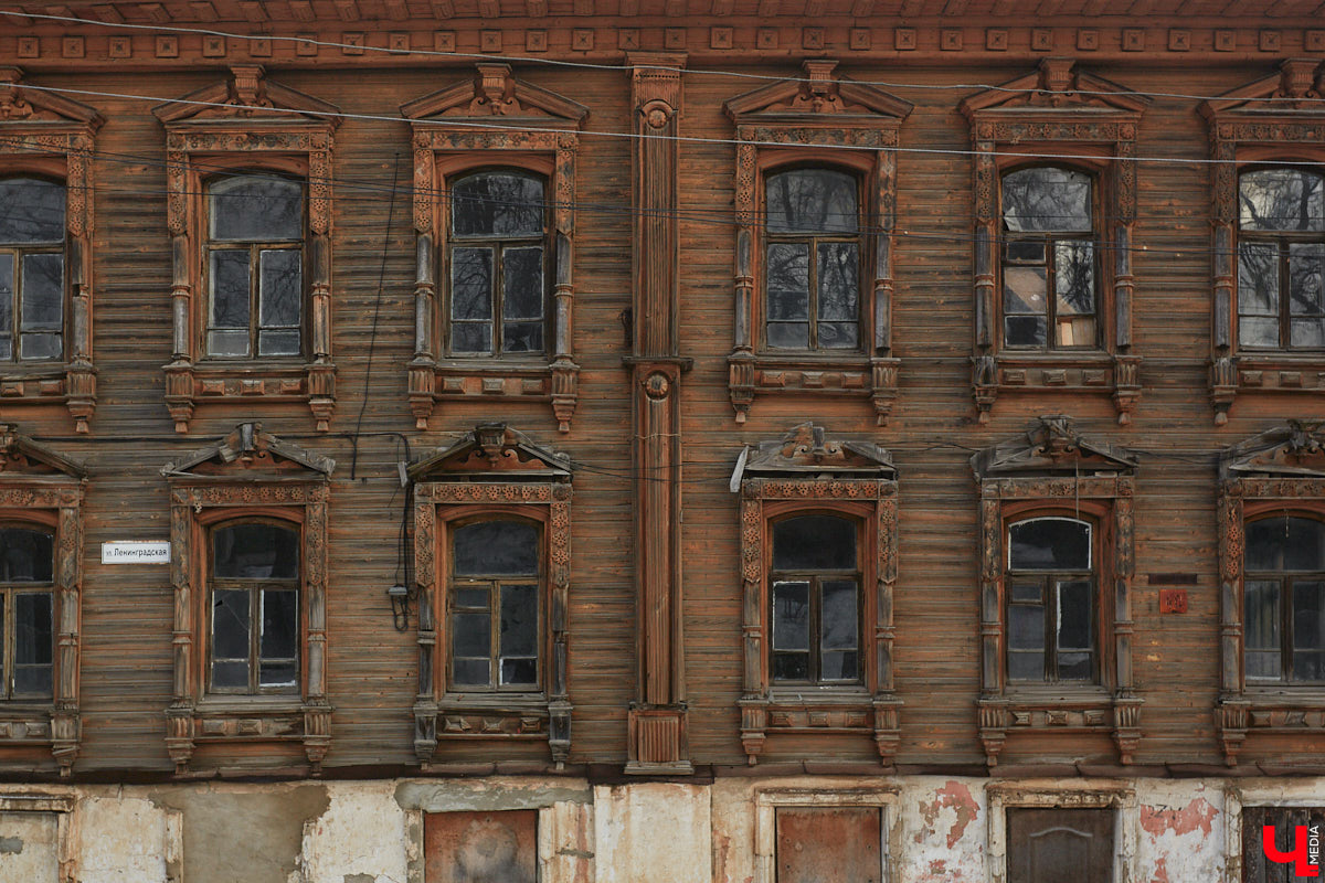 Мстёра стала частью маршрута «Золотое кольцо России», но работы в поселке непочатый край. Спасти ряд памятников архитектуры взялся филантроп Федор Савинцев. Однако за несколько лет его проект перерос в эпопею, которой не видно края. Впрочем, москвич не сдается и вносит вклад в развитие живописного края.