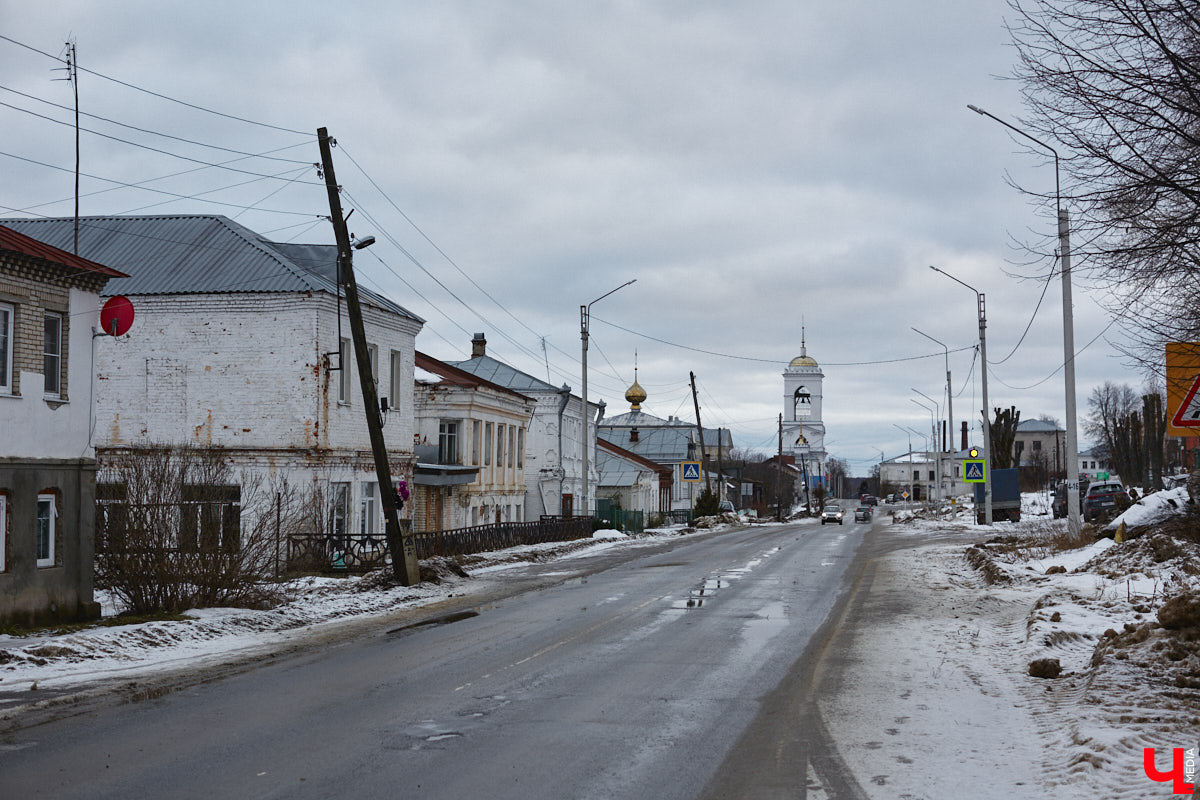 Мстёра стала частью маршрута «Золотое кольцо России», но работы в поселке непочатый край. Спасти ряд памятников архитектуры взялся филантроп Федор Савинцев. Однако за несколько лет его проект перерос в эпопею, которой не видно края. Впрочем, москвич не сдается и вносит вклад в развитие живописного края.