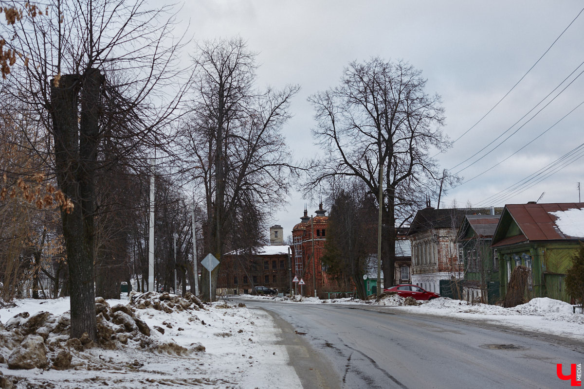 Мстёра стала частью маршрута «Золотое кольцо России», но работы в поселке непочатый край. Спасти ряд памятников архитектуры взялся филантроп Федор Савинцев. Однако за несколько лет его проект перерос в эпопею, которой не видно края. Впрочем, москвич не сдается и вносит вклад в развитие живописного края.