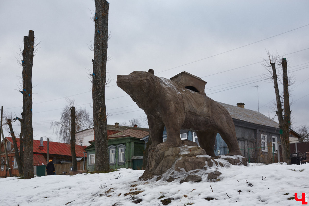 Мстёра стала частью маршрута «Золотое кольцо России», но работы в поселке непочатый край. Спасти ряд памятников архитектуры взялся филантроп Федор Савинцев. Однако за несколько лет его проект перерос в эпопею, которой не видно края. Впрочем, москвич не сдается и вносит вклад в развитие живописного края.
