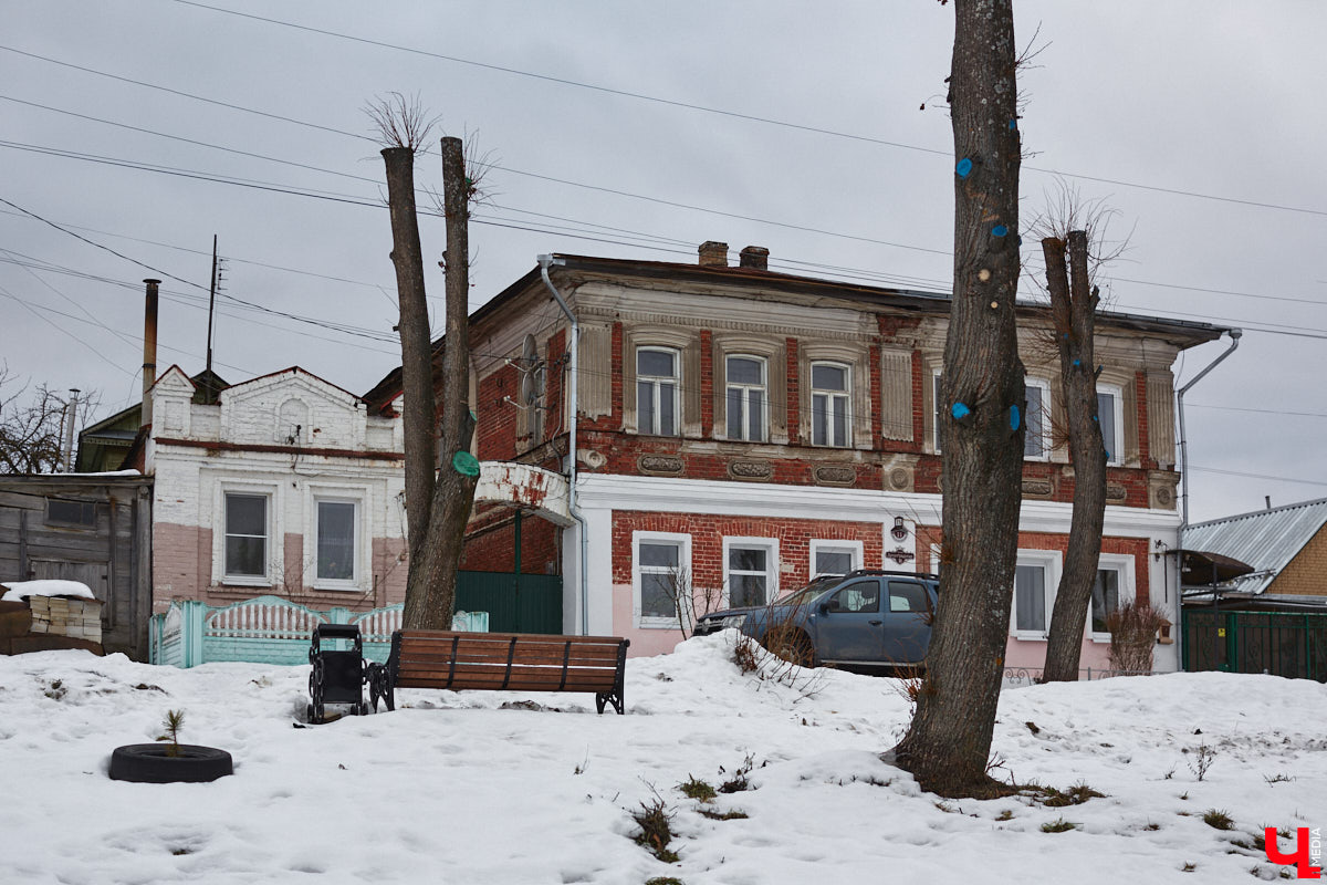 Мстёра стала частью маршрута «Золотое кольцо России», но работы в поселке непочатый край. Спасти ряд памятников архитектуры взялся филантроп Федор Савинцев. Однако за несколько лет его проект перерос в эпопею, которой не видно края. Впрочем, москвич не сдается и вносит вклад в развитие живописного края.