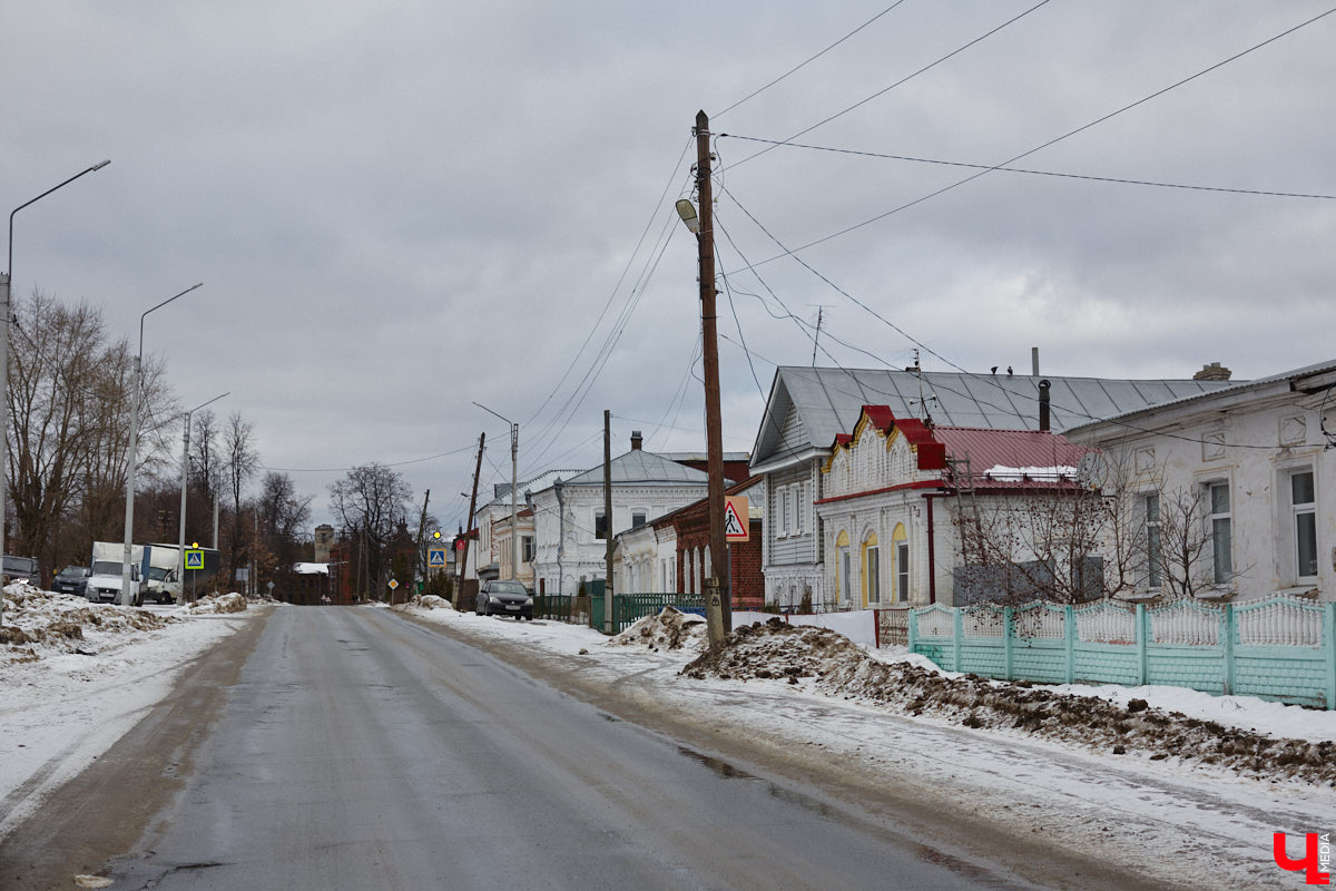 Мстёра стала частью маршрута «Золотое кольцо России», но работы в поселке непочатый край. Спасти ряд памятников архитектуры взялся филантроп Федор Савинцев. Однако за несколько лет его проект перерос в эпопею, которой не видно края. Впрочем, москвич не сдается и вносит вклад в развитие живописного края.