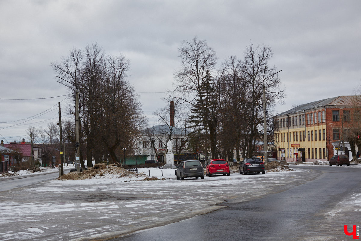 Мстёра стала частью маршрута «Золотое кольцо России», но работы в поселке непочатый край. Спасти ряд памятников архитектуры взялся филантроп Федор Савинцев. Однако за несколько лет его проект перерос в эпопею, которой не видно края. Впрочем, москвич не сдается и вносит вклад в развитие живописного края.
