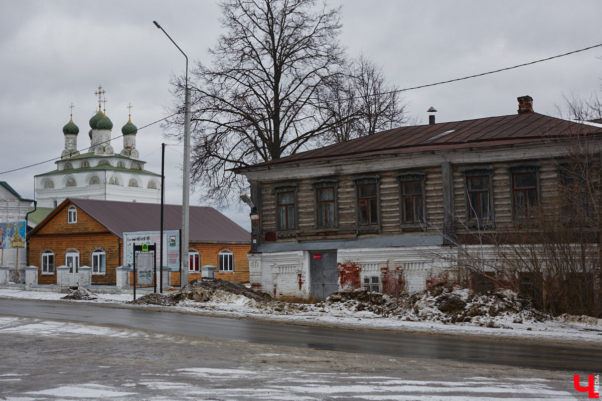 Мстёра стала частью маршрута «Золотое кольцо России», но работы в поселке непочатый край. Спасти ряд памятников архитектуры взялся филантроп Федор Савинцев. Однако за несколько лет его проект перерос в эпопею, которой не видно края. Впрочем, москвич не сдается и вносит вклад в развитие живописного края.
