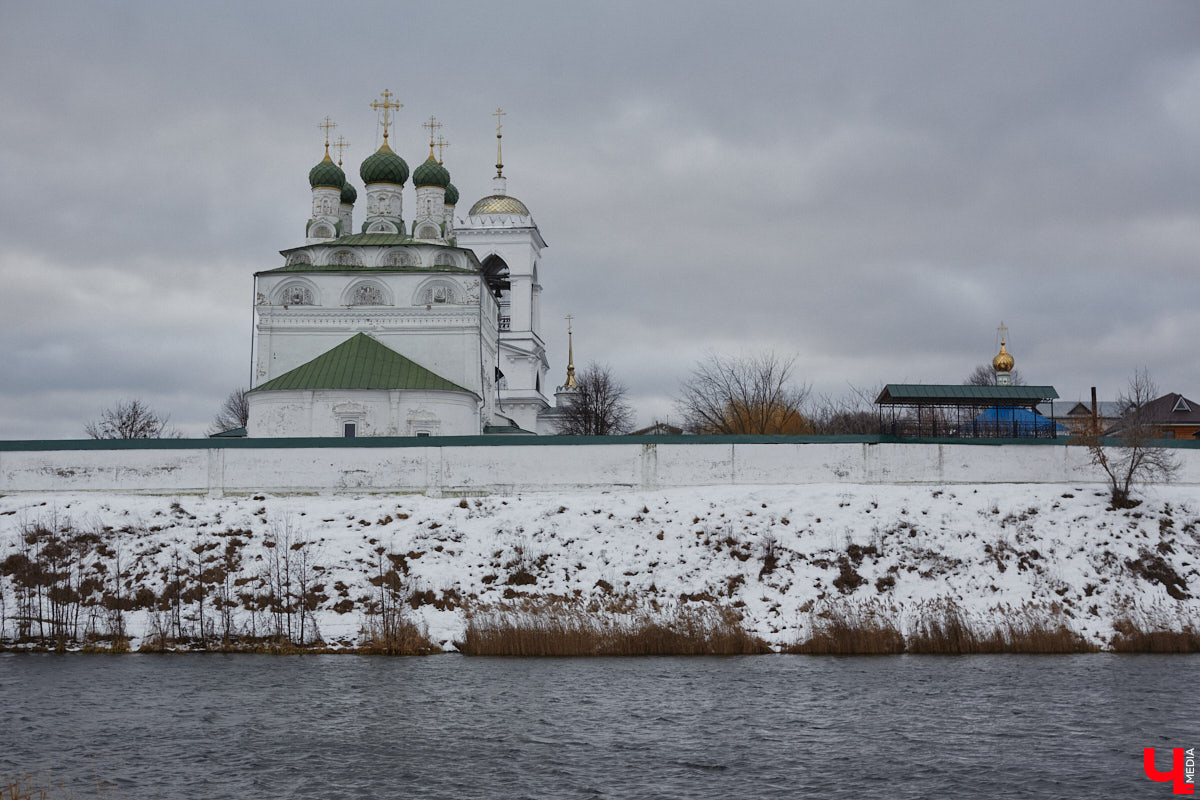 Мстёра стала частью маршрута «Золотое кольцо России», но работы в поселке непочатый край. Спасти ряд памятников архитектуры взялся филантроп Федор Савинцев. Однако за несколько лет его проект перерос в эпопею, которой не видно края. Впрочем, москвич не сдается и вносит вклад в развитие живописного края.