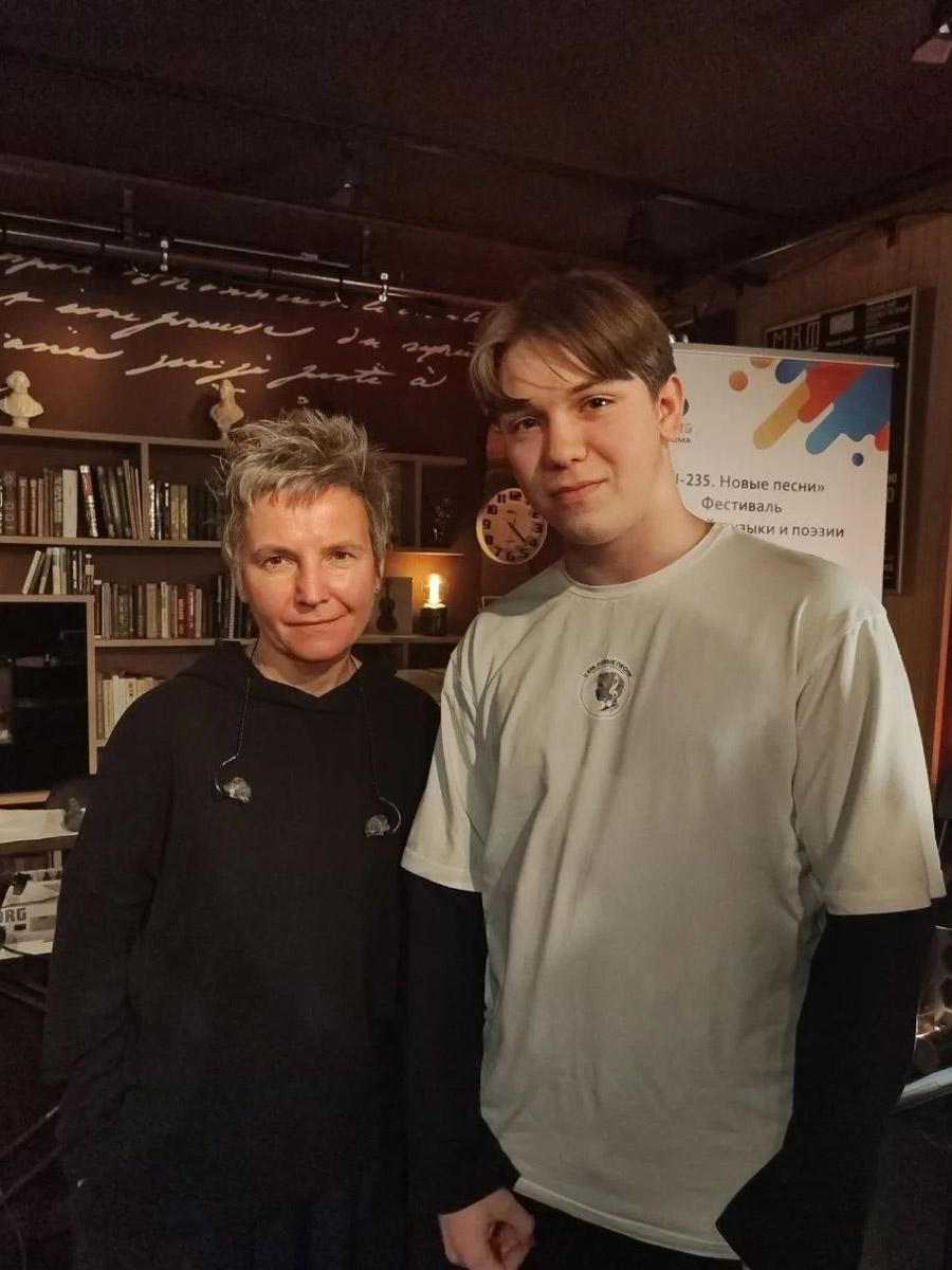 Кто из нас в детстве не хотел стать популярным певцом и сиять на сцене рядом со своими кумирами? 16-летний Денис Бродский из Коврова не просто идет к цели, а мчит на всех парах! Парень давно исполняет собственные треки, а недавно смог спеть вместе со Светланой Сургановой. «Ключ-Медиа» узнал, как ему это удалось.