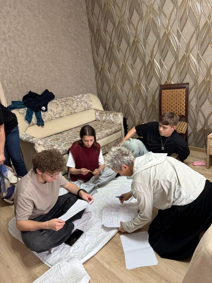 Кто из нас в детстве не хотел стать популярным певцом и сиять на сцене рядом со своими кумирами? 16-летний Денис Бродский из Коврова не просто идет к цели, а мчит на всех парах! Парень давно исполняет собственные треки, а недавно смог спеть вместе со Светланой Сургановой. «Ключ-Медиа» узнал, как ему это удалось.