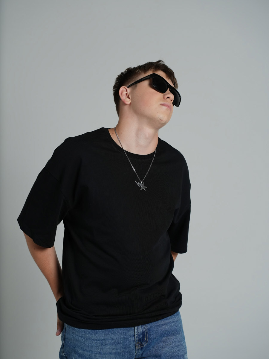 Кто из нас в детстве не хотел стать популярным певцом и сиять на сцене рядом со своими кумирами? 16-летний Денис Бродский из Коврова не просто идет к цели, а мчит на всех парах! Парень давно исполняет собственные треки, а недавно смог спеть вместе со Светланой Сургановой. «Ключ-Медиа» узнал, как ему это удалось.