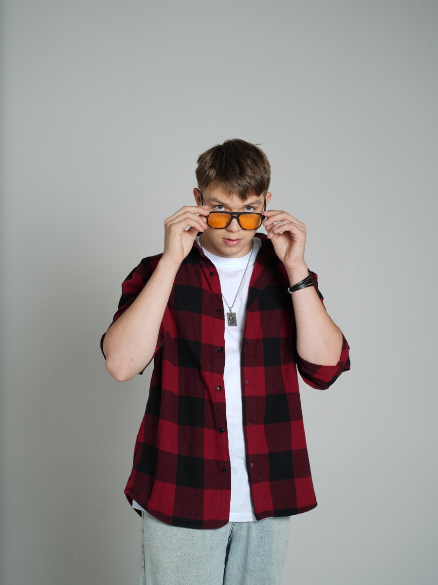 Кто из нас в детстве не хотел стать популярным певцом и сиять на сцене рядом со своими кумирами? 16-летний Денис Бродский из Коврова не просто идет к цели, а мчит на всех парах! Парень давно исполняет собственные треки, а недавно смог спеть вместе со Светланой Сургановой. «Ключ-Медиа» узнал, как ему это удалось.