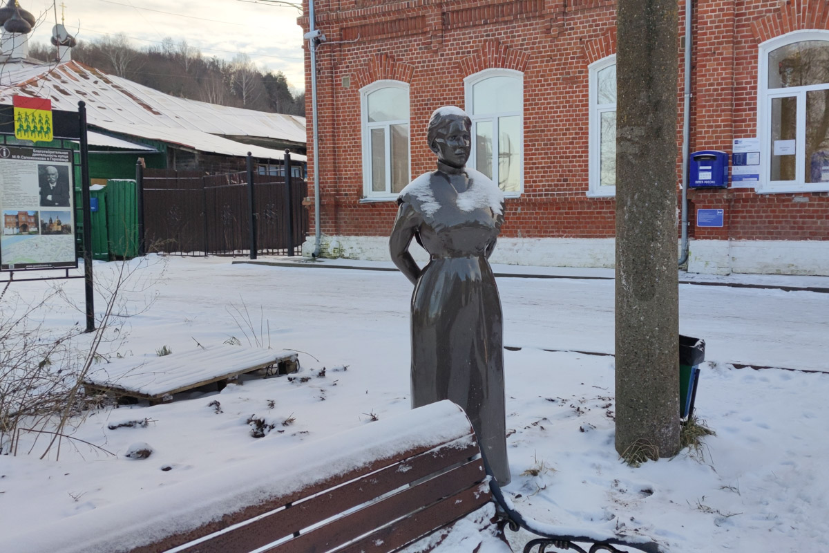 В живописном уголке 33-го региона, который неофициально называют купеческой столицей России, запустили новый туристический маршрут под названием «Дореволюционная лирика Гороховецкого уезда». В его основе сразу несколько малых архитектурных форм, герои которых напоминают местных жителей начала прошлого века. Теперь на улицах можно встретить рабочего-котельщика, плотников или девочку-гимназистку.