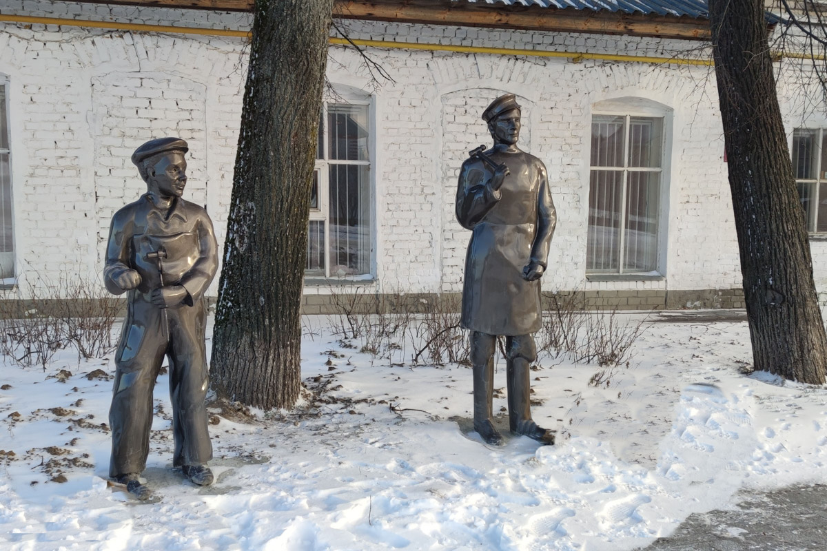 В живописном уголке 33-го региона, который неофициально называют купеческой столицей России, запустили новый туристический маршрут под названием «Дореволюционная лирика Гороховецкого уезда». В его основе сразу несколько малых архитектурных форм, герои которых напоминают местных жителей начала прошлого века. Теперь на улицах можно встретить рабочего-котельщика, плотников или девочку-гимназистку.