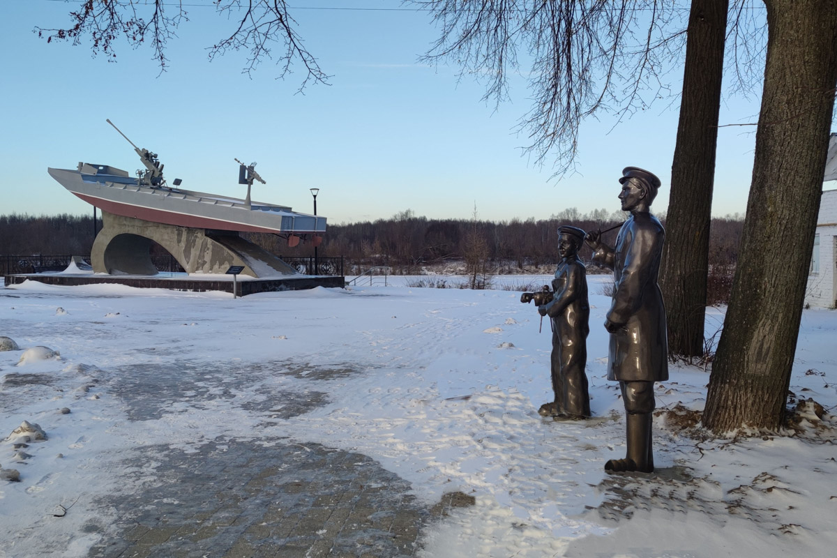 В живописном уголке 33-го региона, который неофициально называют купеческой столицей России, запустили новый туристический маршрут под названием «Дореволюционная лирика Гороховецкого уезда». В его основе сразу несколько малых архитектурных форм, герои которых напоминают местных жителей начала прошлого века. Теперь на улицах можно встретить рабочего-котельщика, плотников или девочку-гимназистку.