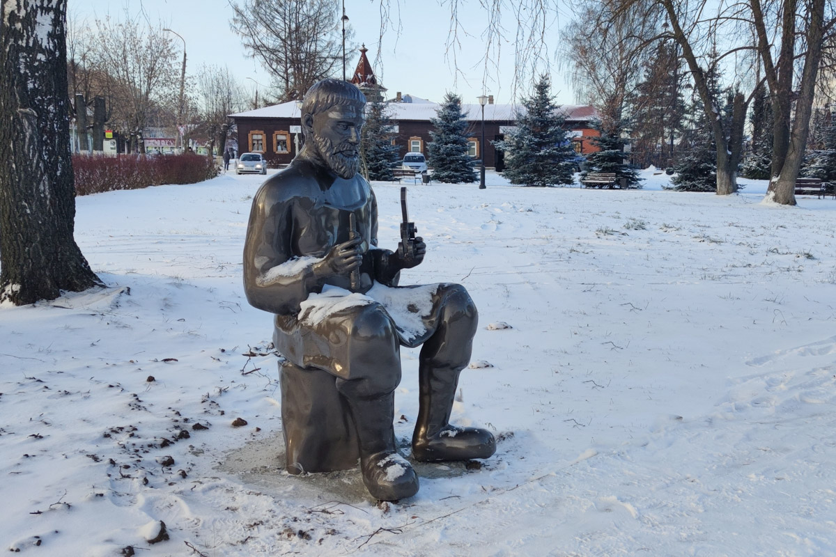 В живописном уголке 33-го региона, который неофициально называют купеческой столицей России, запустили новый туристический маршрут под названием «Дореволюционная лирика Гороховецкого уезда». В его основе сразу несколько малых архитектурных форм, герои которых напоминают местных жителей начала прошлого века. Теперь на улицах можно встретить рабочего-котельщика, плотников или девочку-гимназистку.