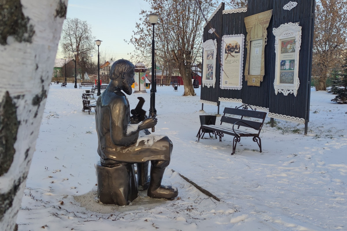 В живописном уголке 33-го региона, который неофициально называют купеческой столицей России, запустили новый туристический маршрут под названием «Дореволюционная лирика Гороховецкого уезда». В его основе сразу несколько малых архитектурных форм, герои которых напоминают местных жителей начала прошлого века. Теперь на улицах можно встретить рабочего-котельщика, плотников или девочку-гимназистку.