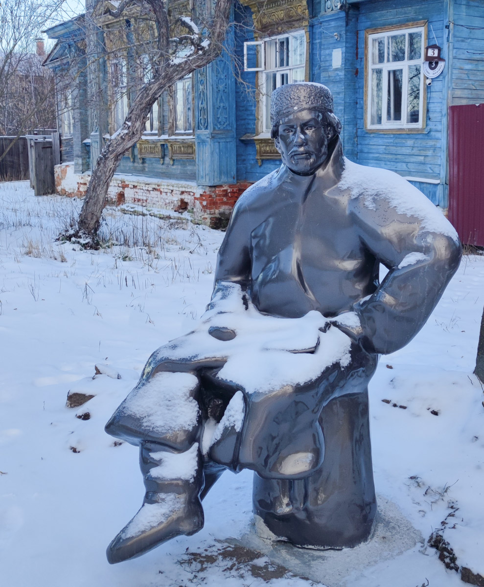 В живописном уголке 33-го региона, который неофициально называют купеческой столицей России, запустили новый туристический маршрут под названием «Дореволюционная лирика Гороховецкого уезда». В его основе сразу несколько малых архитектурных форм, герои которых напоминают местных жителей начала прошлого века. Теперь на улицах можно встретить рабочего-котельщика, плотников или девочку-гимназистку.