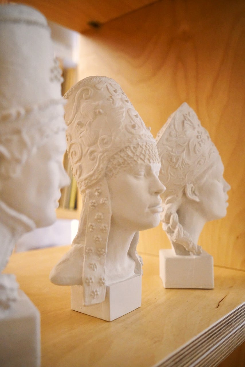 Приятно увидеть региональные мотивы на вещах прикладного характера: частичка родной земли всегда с тобой. Дизайнеры продолжают вдохновляться наследием Владимиро-Суздальского края и выпускать актуальные для современной жизни коллекции с местным колоритом. «Ключ-Медиа» собрал интересные художественные концепции, напоминающие о нашем культурном прошлом.