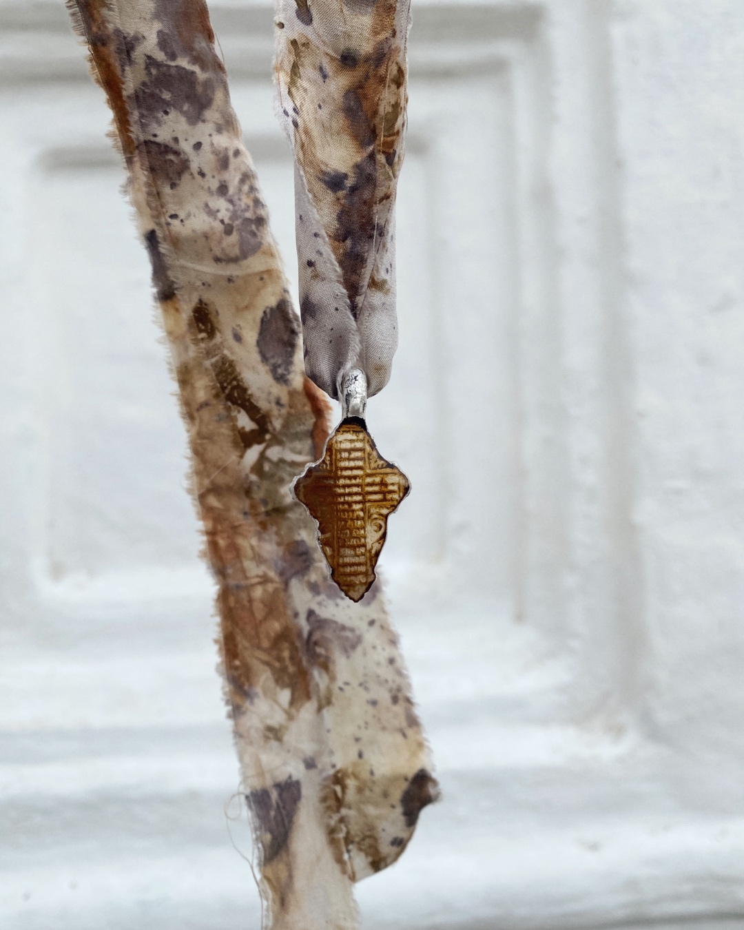 Приятно увидеть региональные мотивы на вещах прикладного характера: частичка родной земли всегда с тобой. Дизайнеры продолжают вдохновляться наследием Владимиро-Суздальского края и выпускать актуальные для современной жизни коллекции с местным колоритом. «Ключ-Медиа» собрал интересные художественные концепции, напоминающие о нашем культурном прошлом.