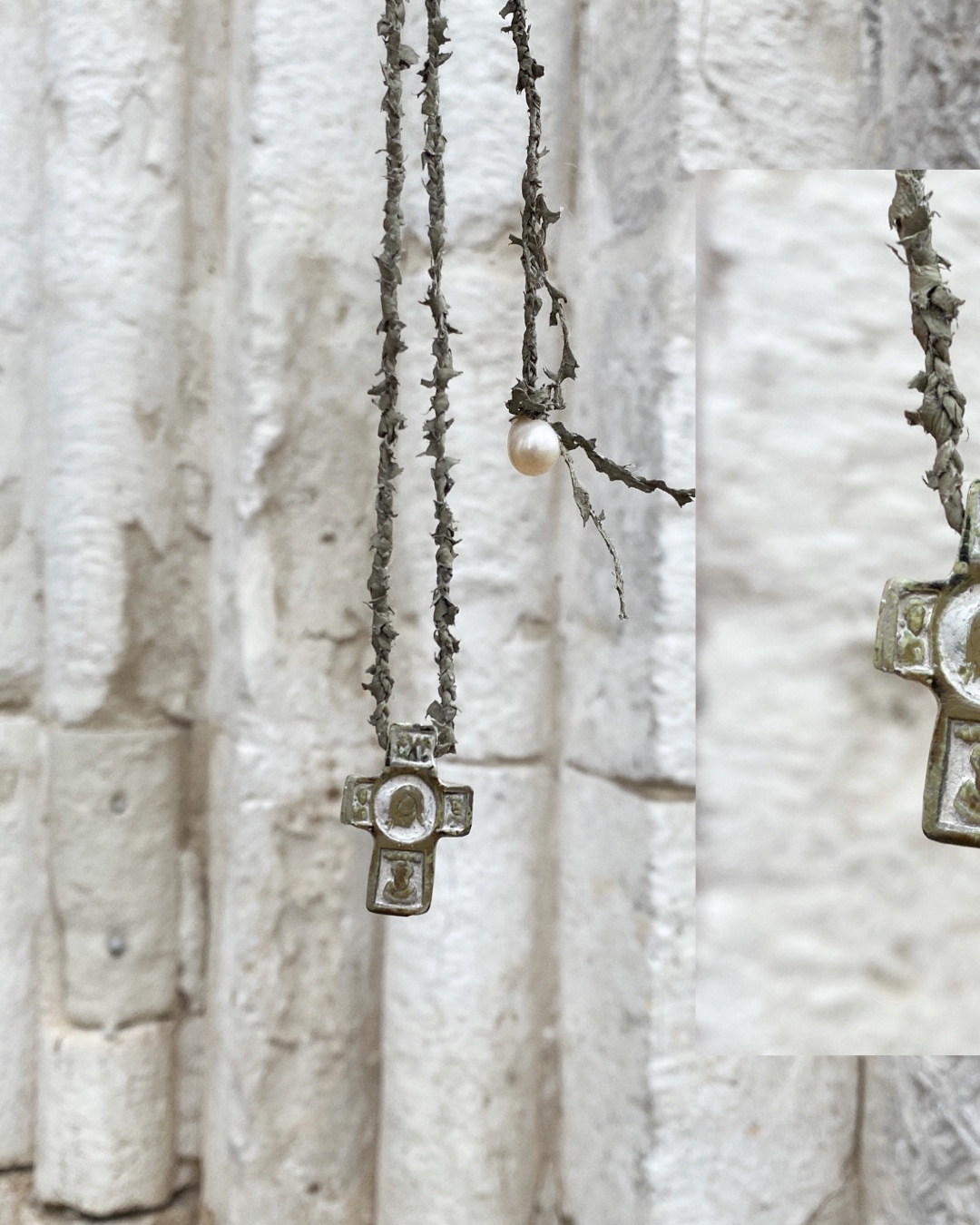 Приятно увидеть региональные мотивы на вещах прикладного характера: частичка родной земли всегда с тобой. Дизайнеры продолжают вдохновляться наследием Владимиро-Суздальского края и выпускать актуальные для современной жизни коллекции с местным колоритом. «Ключ-Медиа» собрал интересные художественные концепции, напоминающие о нашем культурном прошлом.