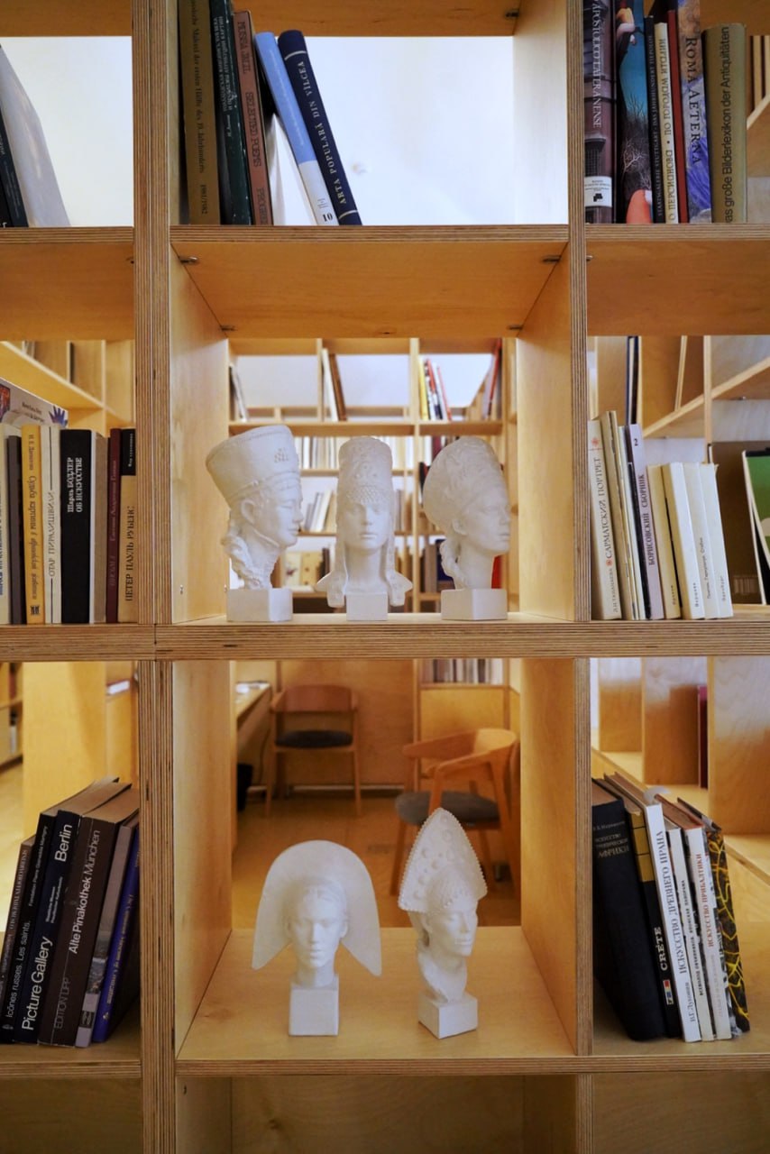 Приятно увидеть региональные мотивы на вещах прикладного характера: частичка родной земли всегда с тобой. Дизайнеры продолжают вдохновляться наследием Владимиро-Суздальского края и выпускать актуальные для современной жизни коллекции с местным колоритом. «Ключ-Медиа» собрал интересные художественные концепции, напоминающие о нашем культурном прошлом.